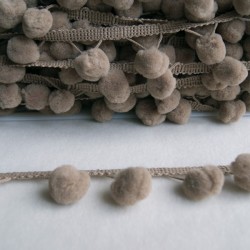 Galon gros pompons taupe